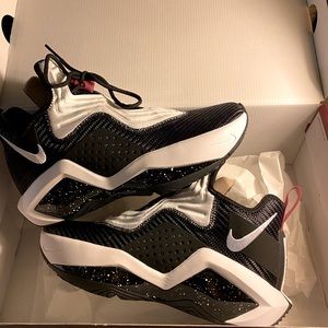 Boys Nike Lebron Soldier size 6.5